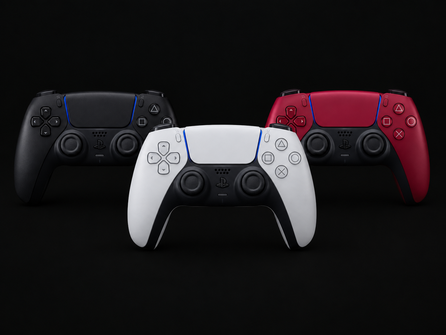 Trois manettes DualSense reconditionnées blanche, noire et rouge